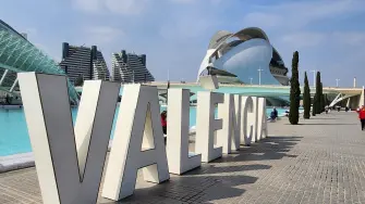 La Ciudad de las Artes y las Ciencias simboliza la Valencia contemporánea, entre arquitectura, cultura, innovación y espacios abiertos junto al antiguo cauce del río Turia.