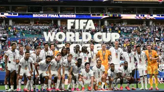 Selección de Inglaterra posa con las medallas del tercer lugar tras vencer a Francia en el Mundial 2026.