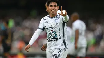 Elías Montiel celebra el gol con el que Pachuca tomó ventaja ante Pumas, durante la Jornada del Apertura 2026 en el Estadio Olímpico Universitario.