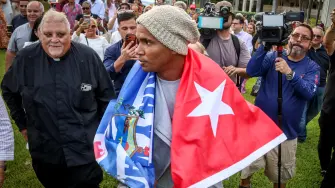 El disidente y artista cubano Luis Manuel Otero Alcántara habla con integrantes del exilio cubano tras llegar a Miami, luego de cumplir cinco años de prisión en Cuba.