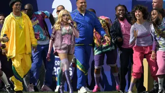Madonna actúa junto al futbolista brasileño Ronaldinho y al exfutbolista brasileño Ronaldo.