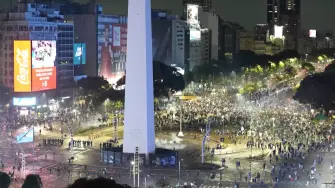 La celebración de los aficionados argentinos en el Obelisco de Buenos Aires terminó en enfrentamientos con la policía tras la derrota 1-0 ante España en la Final del Mundial 2026. Algunos grupos lanzaron piedras y botellas contra los agentes, lo que provocó el cierre de importantes avenidas. El presidente Javier Milei anunció además un feriado nacional para homenajear al equipo subcampeón.