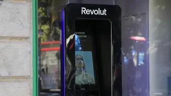 Un cajero de Revolut en Barcelona, Cataluña. Foto: Europa Press