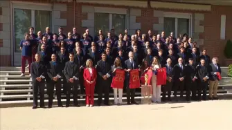 La selección de España fue recibida por la familia real en el Palacio de la Zarzuela tras conquistar el Mundial 2026. El rey Felipe VI felicitó al equipo por su histórico triunfo ante Argentina, antes de que los campeones continuaran con una reunión con el presidente Pedro Sánchez y un desfile de celebración por las calles de Madrid.