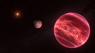 Una representación artística muestra el sistema en torno a la estrella CD-35 2722, con el objeto recién descubierto —similar a una luna— situado en el centro. La estrella —el punto luminoso a la izquierda— tiene aproximadamente la mitad de la masa de nuestro Sol y es orbitada por una enana marrón, el objeto de color marrón rojizo que se aprecia aquí en primer plano (a la derecha). Foto: Reuters