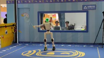 Puede un robot competir contra un humano en una cancha de bádminton? Una exhibición especial enfrentó a jugadores y máquinas en un duelo que mostró los avances más recientes en inteligencia artificial, visión computacional y robótica aplicada al deporte.

¡Síguenos en nuestras redes sociales para mantenerte informado!

Twitter: https://twitter.com/eleconomista 
Sitio web: https://www.eleconomista.com.mx/ 
Facebook: https://www.facebook.com/ElEconomista.mx 
Instagram: https://www.instagram.com/eleconomistamx

#ElEconomista #EETV
