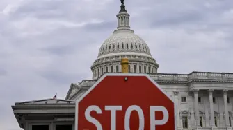 La Comisión de ⁠Comercio del Senado de Estados Unidos aprobó una ley para endurecer la prohibición del Gobierno ⁠a los fabricantes de automóviles chinos de entrar en el mercado local, lo que podría impedir que Mercedes-Benz venda vehículos en la ‌mayor economía mundial.