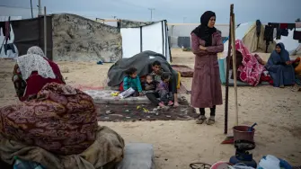Ruba Saadeh, de ocho años, pasa sus días confinada en la carpa que comparte con su familia en Gaza, con su cuerpo salpicado de ampollas rojas e inflamadas por la varicela, que se propaga por los campos sobrepoblados del territorio palestino.