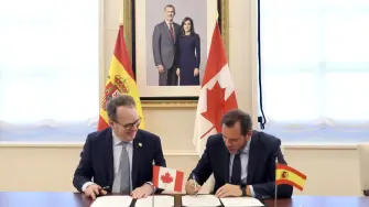 El ministro español de Transportes y Movilidad Sostenible, Óscar Puente, ha mantenido una reunión con el responsable de la cartera de Transportes del Gobierno de Canadá, Steven MacKinnon, para definir objetivos en materia de descarbonización en el transporte.