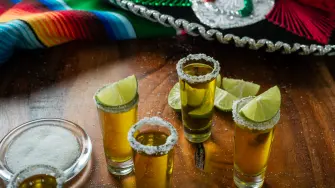 Armando Bartra y Ursulino Rueda explican cómo el tequila pasó de ser vino mezcal colonial a convertirse en símbolo cultural, producto global y emblema de la mexicanidad.
