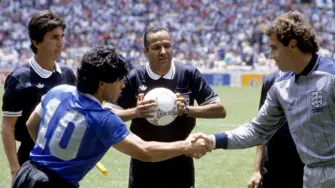 El astro argentino Maradona afirmó que el gol fue marcado "un poco con la mano de Dios".