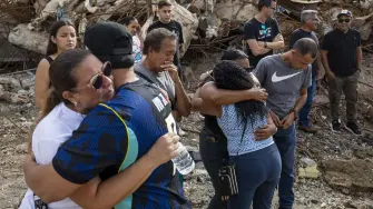 Venezolanos se abren paso entre montañas de escombros para encontrar a sus familiares. Casi un mes después del doble terremoto que devastó La Guaira, decenas de familias siguen buscando a sus seres queridos entre muros de concreto. Algunos denuncian que las demoliciones continúan a pesar de que no se recuperaron todos los cuerpos, mientras otros pagan maquinaria privada para intentar hallar a sus seres queridos. El balance oficial supera ya los 5.300 fallecidos.