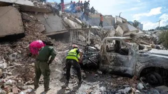 Ebrahim Badra camina por lo que fuera su apartamento durante los últimos 20 años. Adquirido con el esfuerzo de una vida, ahora está convertido en escombros.
Un mes después del doble terremoto que sacudió Venezuela y acabó con la vida de miles de personas, intenta recuperar algunas de sus pertenencias para empezar de nuevo.