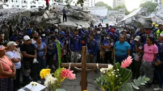 Decenas de personas realizaron este viernes un minuto de silencio por los fallecidos de los terremotos del 24 de junio en Venezuela, que ya suman más de 5.500 decesos, en las ruinas de un complejo de vivienda social que se desplomó en La Guaira, constataron periodistas de AFP.