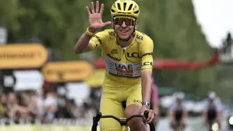 El ciclista esloveno del UAE Team Emirates, Tadej Pogacar, celebra su victoria en la clasificación general al cruzar la línea de meta de la 21.ª etapa de la 113.ª edición del Tour de Francia.