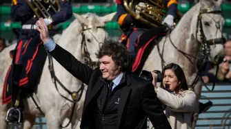 El mandatario argentino asegura que el partido Demócrata estadounidense también participó, aunque no tiene pruebas sobre alguna de sus acusaciones.

Para más información del tema, visita: https://www.eleconomista.com.mx/internacionales/milei-acusa-brasil-mexico-financiar-campana-antiargentina-20260726-825063.html
Twitter: https://twitter.com/eleconomista 
Sitio web: https://www.eleconomista.com.mx/ 
Facebook: https://www.facebook.com/ElEconomista.mx 
Instagram: https://www.instagram.com/eleconomistamx 

#ElEconomista #EETV #Geopolitica