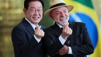 El presidente brasileño, Luiz Inácio Lula da Silva, y el presidente surcoreano, Lee Jae-myung, hacen gestos durante su declaración conjunta a la prensa en el Palacio de la Alvorada, en Brasilia, el 27 de julio.