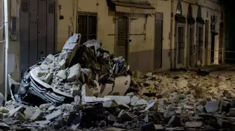 El Departamento de Protección Civil italiano detalló que fruto del terremoto se registraron "derrumbes de edificios deshabitados, cortes de suministro eléctrico, daños en el muelle de Pozzuoli y deslizamientos de tierra en el territorio, sobre los cuales se llevarán a cabo verificaciones en las próximas horas".
