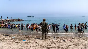 España anunció el sábado la vuelta a una "razonable normalidad" en Ceuta tras la partida de casi todas las decenas de miles de personas que cruzaron desde Marruecos a este enclave norteafricano, lo que desató una crisis migratoria que los ministros del Interior de la UE abordarán el martes.