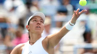 Jessica Pegula devuelve la pelota durante su partido ante Diana Shnaider en el Mubadala DC Open 2026, disputado en Washington.