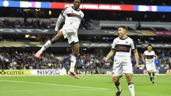 Jhojan Julio celebra con Leonardo Mejía el tercer gol del Atlante durante el duelo ante Cruz Azul en la Jornada 3 del Apertura 2026, disputado en el Estadio Banorte.
