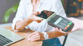El informe también menciona que el asistente de inteligencia artificial Qwen, desarrollado por Alibaba, alcanzó 100 millones de usuarios activos mensuales apenas dos meses después de su lanzamiento.