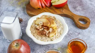 Avena con manzana cocida, yogurt y nueces: el desayuno completo con fibra, proteína y grasas saludables