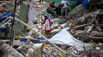 Descripción: La cifra de víctimas por los terremotos que sacudieron Venezuela continúa en aumento. Las autoridades reportan más de 6 mil fallecidos, mientras cientos de personas permanecen desaparecidas y miles de familias siguen desplazadas tras el colapso de edificios y los daños ocasionados por los sismos.