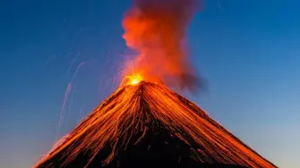 Guatemala declaró una alerta de "peligro", el segundo nivel más alto, por una potente erupción del volcán de Fuego, ubicado a 35 km de la capital, e inició la evacuación de viviendas cercanas.

#ElEconomista #EETV #AFP