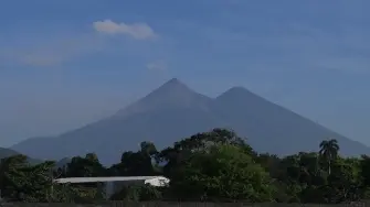 La erupción del volcán de Fuego en Guatemala, que provocó la evacuación de más de 1.700 personas de comunidades asentadas al pie del coloso, finalizó este miércoles, informó el Instituto Nacional de Vulcanología.
El proceso eruptivo comenzó el lunes sin que se registraran víctimas o daños en estructuras. Después de 50 horas desde su inicio, “la erupción ha finalizado", señaló la entidad estatal en un comunicado.