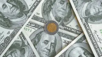 La divisa local gana terreno a pesar de un fortalecimiento global del dólar, con los operadores a la espera de la decisión de política ⁠monetaria del Banxico.

Para más información del tema, visita: https://www.eleconomista.com.mx/mercados/precio-dolar-hoy-6-agosto-2026-cuanto-cotiza-20260806-826955.html 

Twitter: https://twitter.com/eleconomista 
Sitio web: https://www.eleconomista.com.mx/ 
Facebook: https://www.facebook.com/ElEconomista.mx 
Instagram: https://www.instagram.com/eleconomistamx 

#ElEconomista #EETV #Mercados