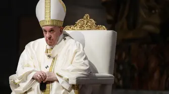 El papa León XIV fue recibido con vítores por miles de jóvenes el jueves antes de celebrar una misa en la ciudad italiana de Asís, que este año conmemora el 800.º aniversario de la muerte de san Francisco.
