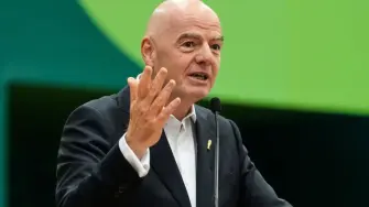 Hasta hace apenas dos semanas, Gianni Infantino estaba en la cima del mundo, impulsado por el éxito global del Mundial de Norteamérica. Hoy, el presidente de la FIFA aparece más debilitado que nunca, cuestionado por una gran parte del planeta fútbol. ¿Qué pasó? ¿Seguirá siendo el jefe del fútbol mundial?