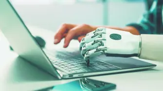 El rol del maestro debe evolucionar de transmisor de conocimientos a guía del pensamiento crítico, capaz de integrar la Inteligencia Artificial como aliada pedagógica.