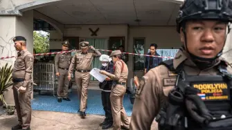 Un adolescente de 14 años mató el viernes en Tailandia a sus abuelos antes de dirigirse a su centro de secundaria, donde acabó con la vida de otras cinco personas.

Un adolescente de 14 años mató el viernes en Tailandia a sus abuelos antes de dirigirse a su centro de secundaria, donde acabó con la vida de otras cinco personas.

Un adolescente de 14 años mató el viernes en Tailandia a sus abuelos antes de dirigirse a su centro de secundaria, donde acabó con la vida de otras cinco personas.