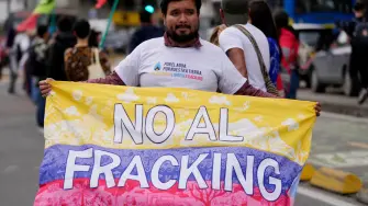 El nuevo presidente de Colombia, Abelardo de la Espriella, quiere impulsar el fracking. Pero para quienes viven de los ríos y las ciénagas, como los pescadores de las zonas donde podría implementarse esta técnica, el debate va mucho más allá de la energía. Sus preocupaciones se centran en el agua, la salud y la protección de sus territorios y medios de vida. Durante años, comunidades, pescadores y líderes ambientales han resistido esta práctica. Entre ellos está Yuvelis Morales, ganadora del Premio Goldman 2026.