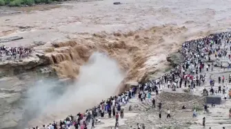 La cascada Hukou, en el Río Amarillo, vive su temporada de mayor caudal. La fuerza del agua y los sedimentos crean un impresionante torrente dorado que atrae a miles de turistas a la frontera entre las provincias de Shanxi y Shaanxi, en China.