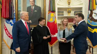 El exabogado personal del presidente Donald Trump, Todd Blanche, fue confirmado el sábado como fiscal general de Estados Unidos después de que los senadores republicanos desestimaran las preocupaciones de los demócratas sobre una posible politización del Departamento de Justicia.