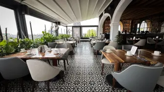 La terraza enmarca la Catedral Metropolitana, la plancha del Zócalo y la Torre Latinoamericana desde el séptimo piso.