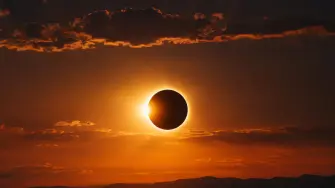 Virgin Voyages lleva el turismo astronómico al mar con dos travesías que combinan eclipse solar, astronautas, ciencia, destinos europeos y experiencias diseñadas para mirar el cielo diferente.