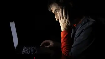 La especie humana ha creado herramientas para resolver problemas desde tiempos inmemoriales. Pero el ritmo de los avances se vuelve cada vez más vertiginoso. En menos de 100 años hemos pasado de la calculadora electrónica de mano a la inteligencia artificial generativa. Usamos tanto estas herramientas que casi se han convertido en una extensión del ser humano.