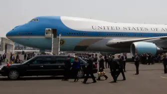 Donald Trump fue sacado discretamente del Air Force One en Turquía ante una amenaza de asesinato atribuida a Irán.