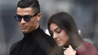 La pareja se casó un año después de anunciar su compromiso; el futbolista confirmó la unión con una foto de sus alianzas.