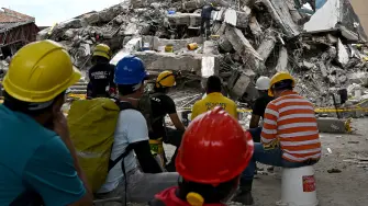 Entre gritos de júbilo y aplausos, Diana Troncoso fue rescatada de entre los escombros de un edificio de Cali, cuando se se van agotando las esperanzas de encontrar sobrevivientes del potente terremoto que devastó esa y otras ciudades del oeste de Colombia.
