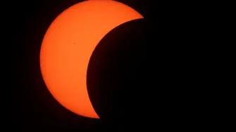 Una parte de España quedó sumida en la oscuridad este miércoles durante un eclipse total, ante la mirada embelesada de multitud de personas, observaron periodistas de la AFP en Burgos, Tarragona y Colmenar Viejo.