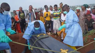 Las autoridades sanitarias de la República Democrática del Congo elevan a más de 2.000 las muertes por ébola, mientras redoblan los esfuerzos para contener el brote, el de propagación más rápida registrado hasta ahora.