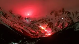 120 esquiadores iluminan el glaciar Martial en Ushuaia
El cielo nocturno de la ciudad más al sur de Argentina cobró vida cuando un luminoso desfile de esquiadores descendió por el glaciar Martial para mantener una gran tradición anual. El evento se celebra para conmemorar el Día del Montañista y tiene lugar en Tierra del Fuego, a unos 2.350 km al sur de la capital, Buenos Aires.

Twitter: https://twitter.com/eleconomista 
Sitio web: https://www.eleconomista.com.mx/ 
Facebook: https://www.facebook.com/ElEconomista.mx 
Instagram: https://www.instagram.com/eleconomistamx 

#ElEconomista #EETV #DW