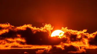 El Sol está presente todos los días, pero su verdadera dimensión es difícil de imaginar: en su interior podrían caber alrededor de 1.3 millones de planetas como la Tierra y su superficie visible alcanza cerca de 5,500 °C. Descubre estos y otros datos curiosos que revelan el tamaño, la temperatura y algunas de las características más sorprendentes de la estrella que hace posible la vida en nuestro planeta.