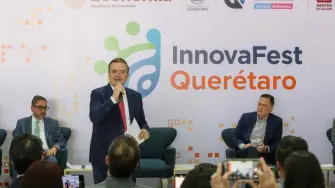 El secretario de Economía, Marcelo Ebrard, entregó a KIO el distintivo Hecho en México.
