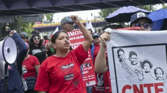 Pese al despliegue de seguridad, la presidenta aseguró que sólo era una acción preventiva y no se esperaba una movilización.

Para más información del tema, visita: https://www.eleconomista.com.mx/politica/claudia-sheinbaum-recibe-seccion-22-cnte-blinda-palacio-nacional-20260813-828122.html

Twitter: https://twitter.com/eleconomista 
Sitio web: https://www.eleconomista.com.mx/ 
Facebook: https://www.facebook.com/ElEconomista.mx 
Instagram: https://www.instagram.com/eleconomistamx 

#ElEconomista #EETV #Política